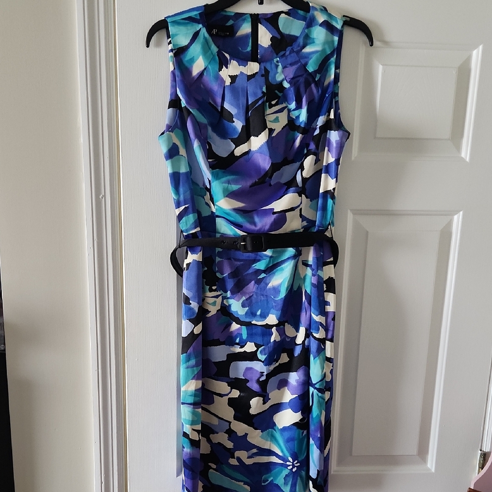NWOT Sleeveless Blue Floral Sheath Dress